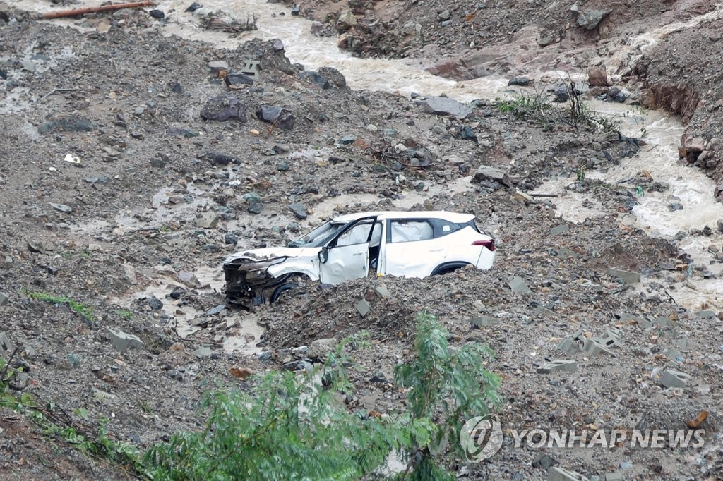 산사태에 휩쓸린 차량
