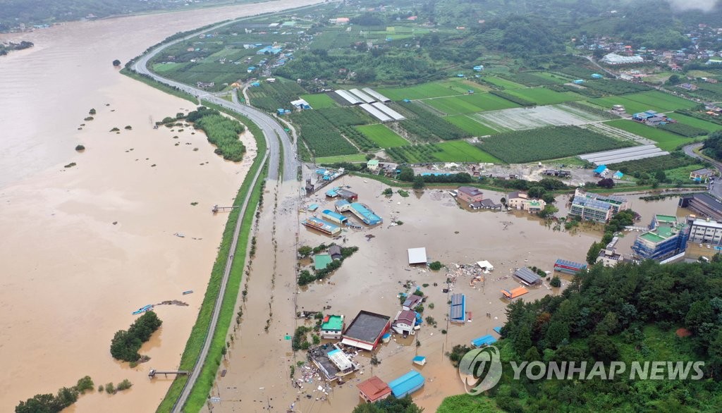 A village in Hadong, South Gyeongsang Province, is submerged by overflow from the Seomjin River on Aug. 8, 2020, due to two days of torrential rain. (Yonhap)
