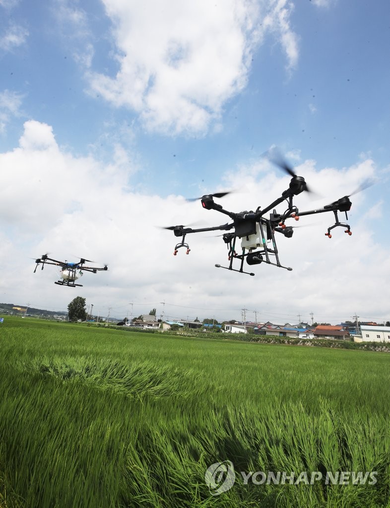 Drones spray pesticide Drones spray pesticide