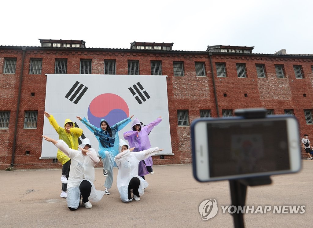 '대형 태극기 앞에서'