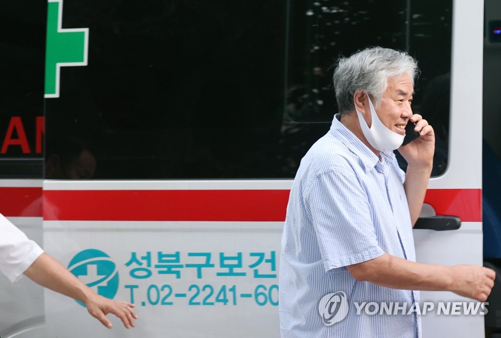보건소 차량으로 향하는 전광훈 목사