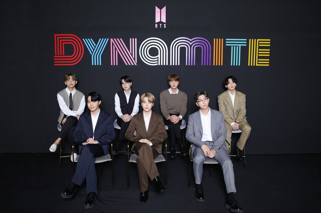 This photo, provided by Big Hit Entertainment on Sept. 2, 2020, shows BTS posing at a media conference after topping the Billboard Hot 100 with its single "Dynamite." (PHOTO NOT FOR SALE)(Yonhap)