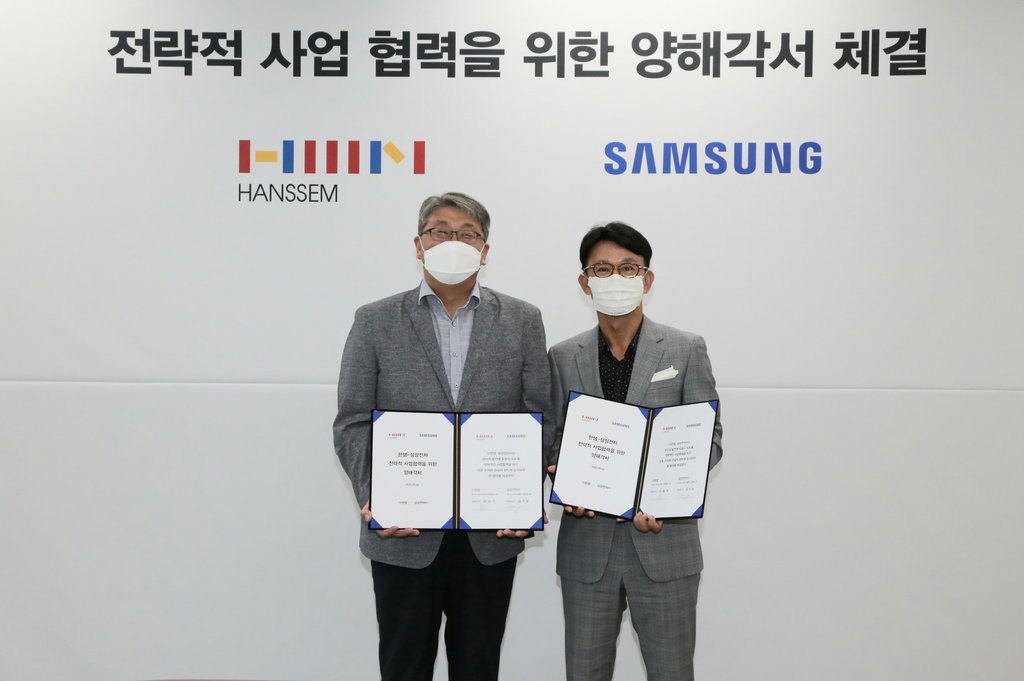 This photo provided by Samsung Electronics Co. on Sept. 6, 2020, shows executives from Hanssem and Samsung posing for a photo after signing a partnership in Seoul. (PHOTO NOT FOR SALE) (Yonhap)