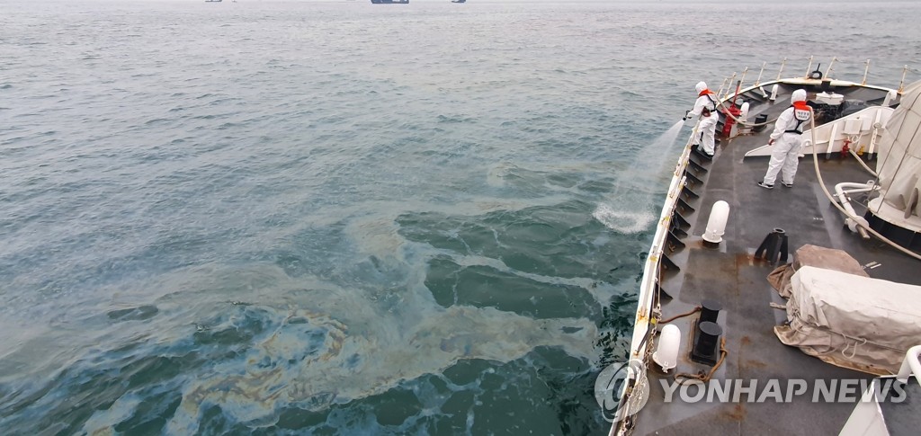기름 유출 방제 작업하는 울산해경
