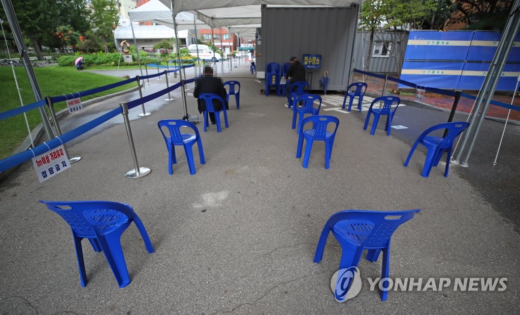 Only a couple people wait to receive a coronavirus test at a makeshift clinic of a public health facility in Seoul on Sept. 16, 2020. South Korea's new virus cases stayed below 200 for the 14th consecutive day the same day, but a marked slowdown still appeared to be some way off as local infections rebounded to triple-digit figures amid no letup in cluster infections and untraceable cases. (Yonhap)