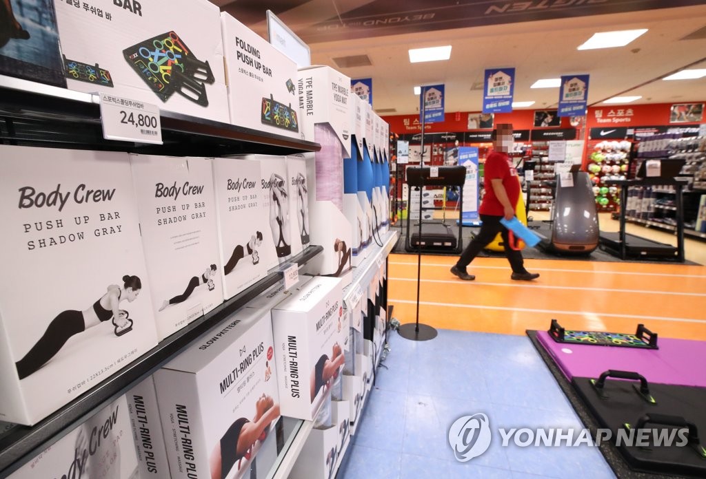 코로나19 재확산이 가져온 홈트 기구 판매 증가