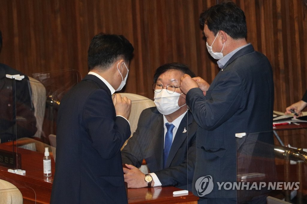 의원들과 이야기하는 김태년 원내대표