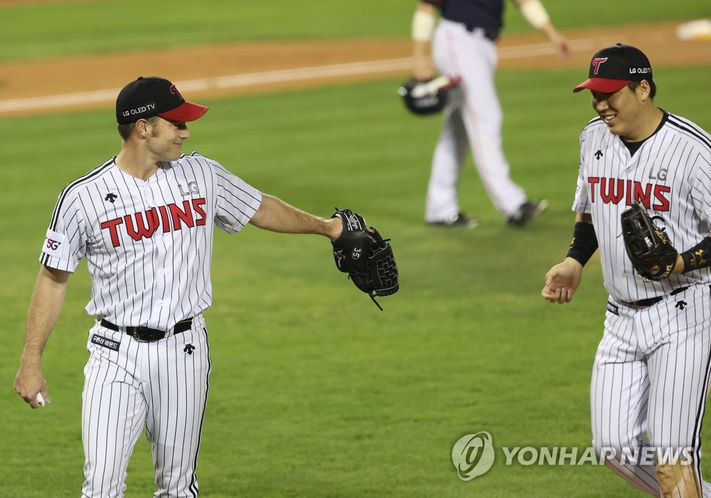 미소짓는 LG 윌슨