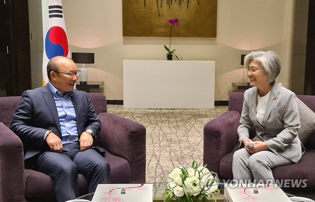 サッカーベトナム代表監督と韓国外相 サッカーベトナム代表監督と韓国外相