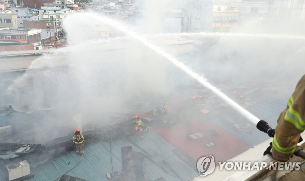 中秋節控えた市場で… 中秋節控えた市場で…