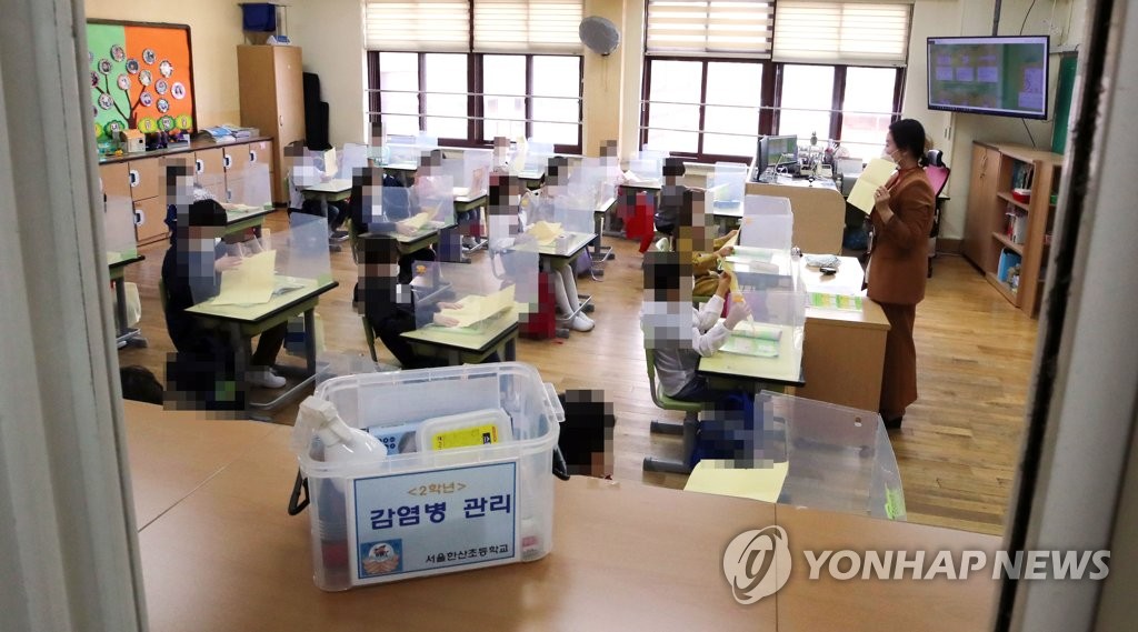 지난 21일 서울 강동구 한 초등학교 학생들이 1교시 수업을 하고 있다. [연합뉴스 자료사진]