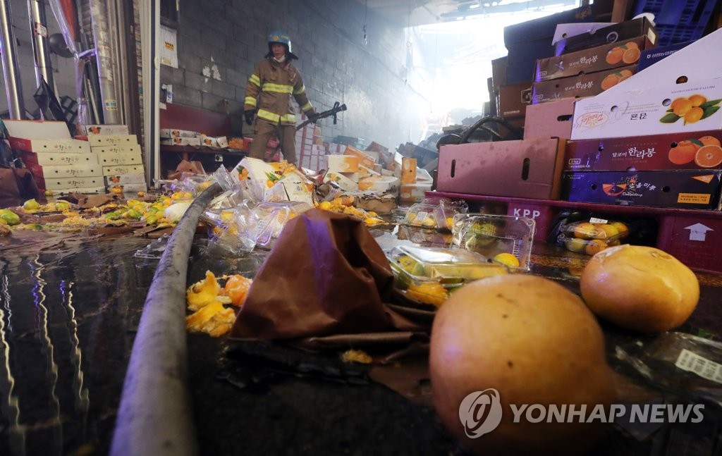 망가진 과일...잔불 정리하는 소방대원