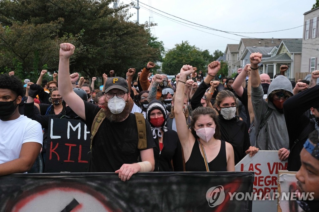 인종차별 평결 항의하는 미 켄터키주 루이빌 시위대