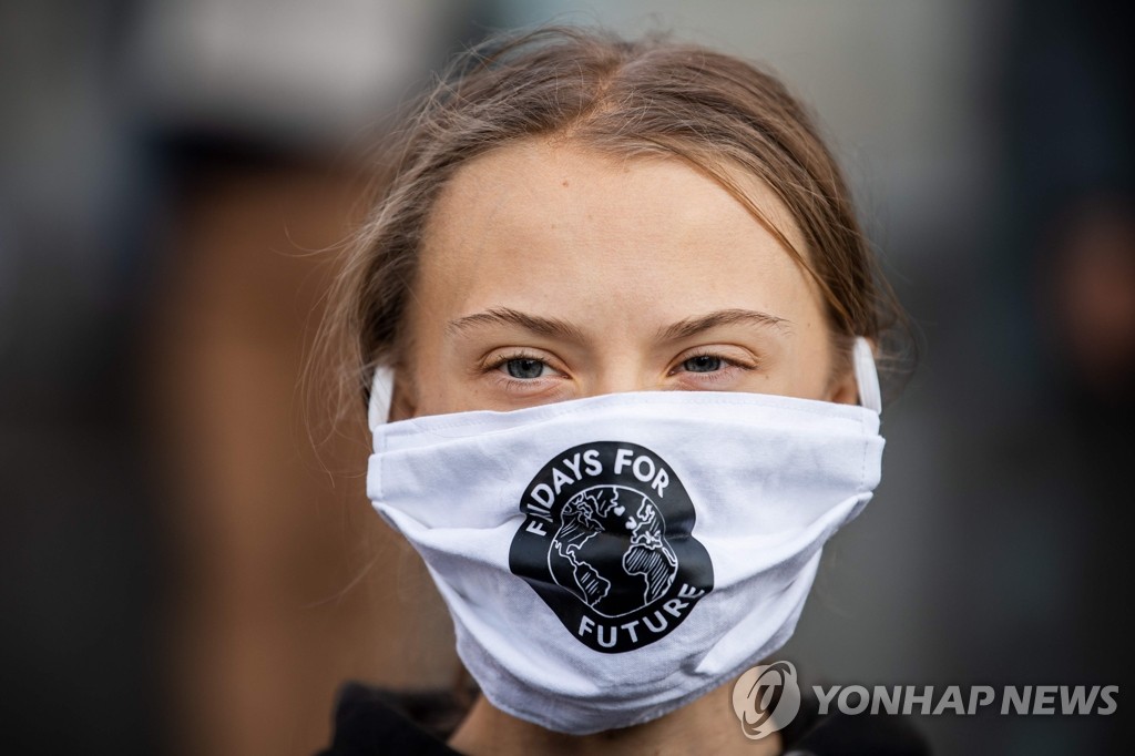 '미래를 위한 금요일' 마스크 쓴 환경운동가 툰베리