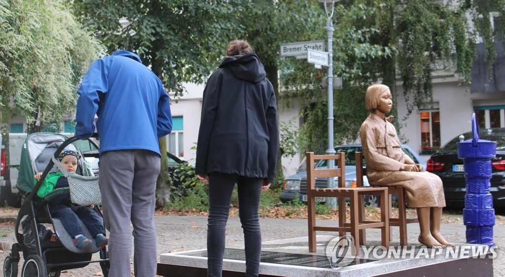 베를린 거리에 설치된 소녀상 비문을 읽는 시민들