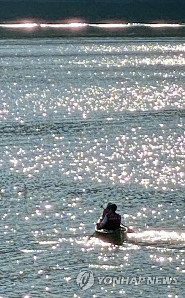 은빛 호수 속 낭만 카누