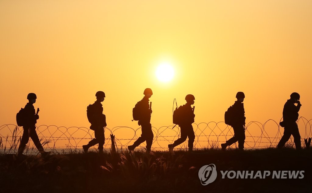 '해안순찰하는 해병대원들'…인천 대연평도 구리동해변