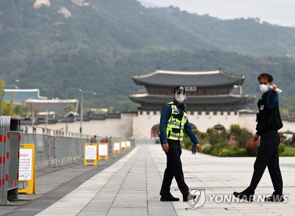 Police officers patrol Gwanghwamun Square in downtown Seoul on Oct. 2, 2020, a day before a planned drive-thru demonstration by conservative groups. (Yonhap)