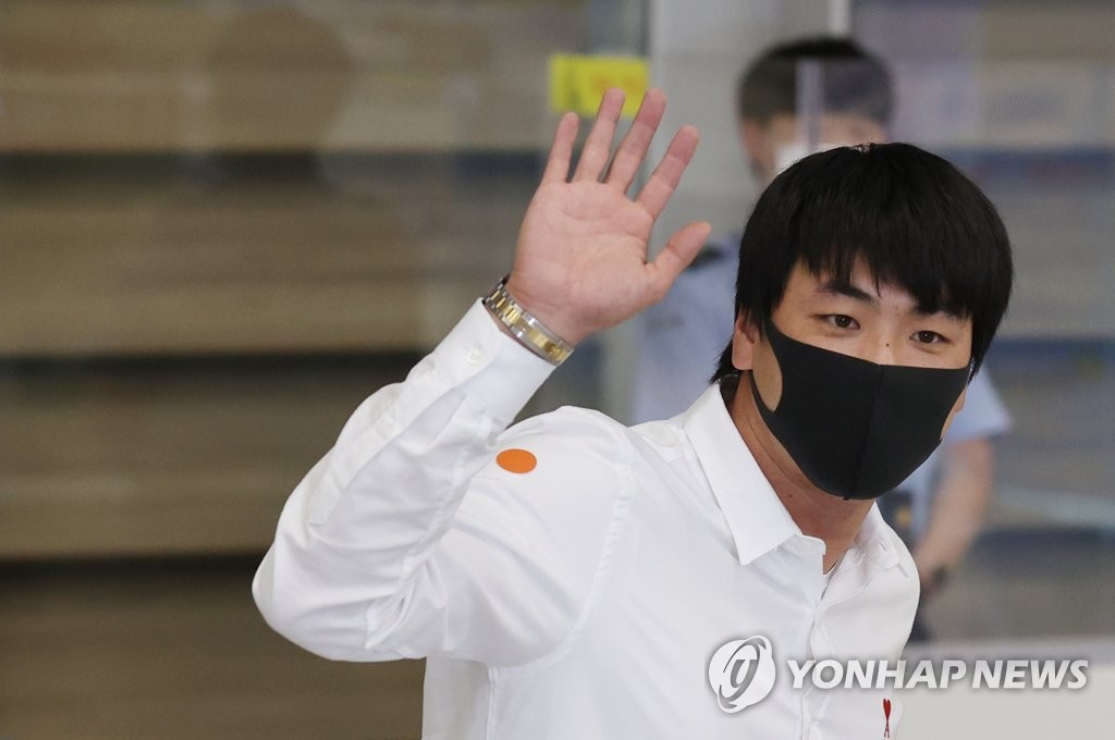 The St. Louis Cardinals' pitcher Kim Kwang-hyun waves to the crowd gathered at Incheon International Airport in Incheon, just west of Seoul, after arriving back from the United States on Oct. 7, 2020. (Yonhap)