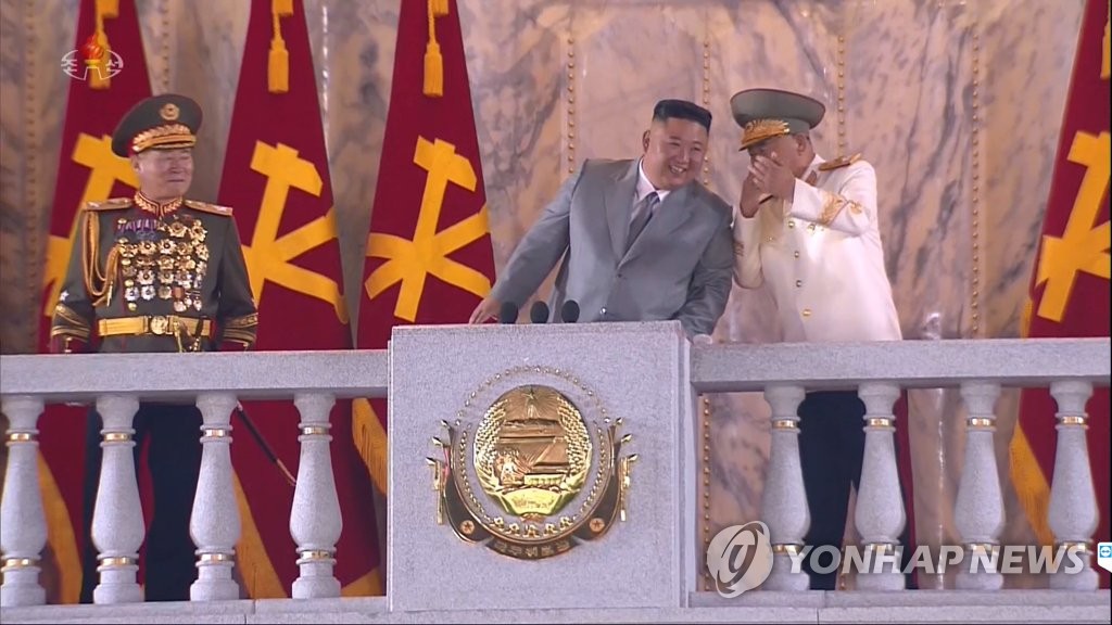 대화하며 웃는 김정은과 리병철
