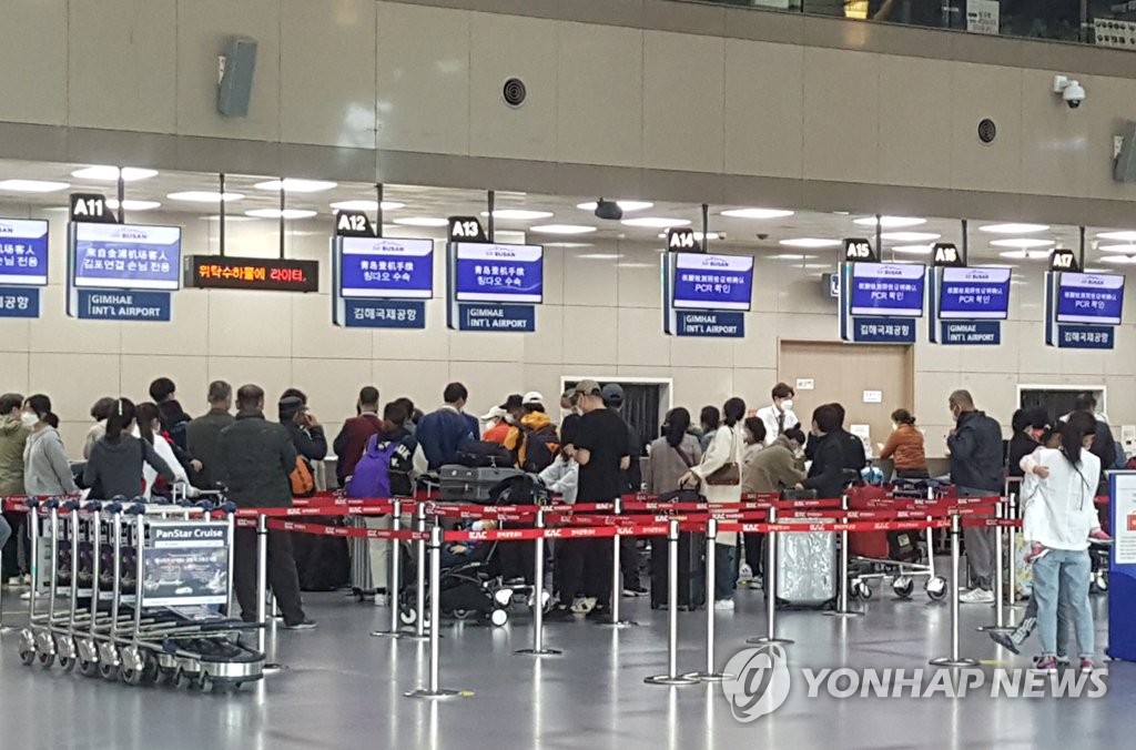 6개월 만에 승객들로 북적이는 김해공항