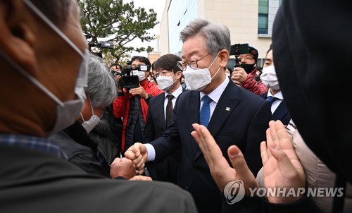지지자들 축하받으며 법원 나서는 이재명 경기지사
