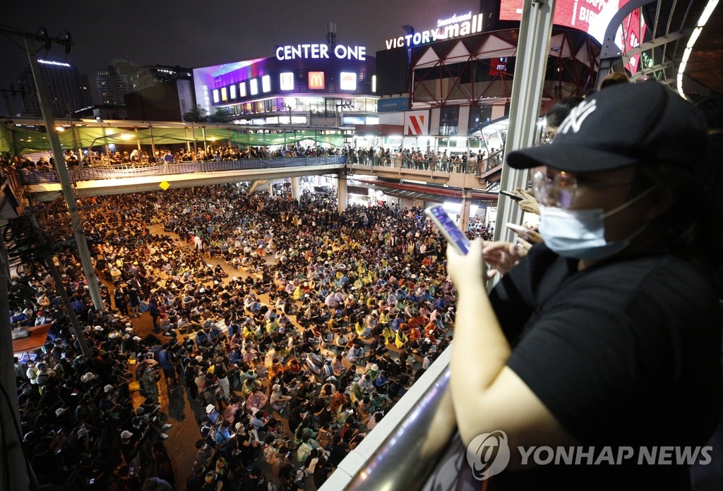 방콕 도심에서 야간 집회 벌이는 태국 민주화 시위대