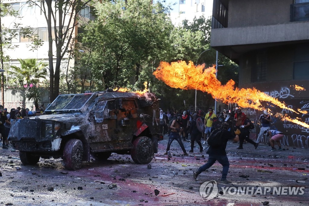 칠레 반정부 시위 1주년 맞아 재등장한 가두투쟁