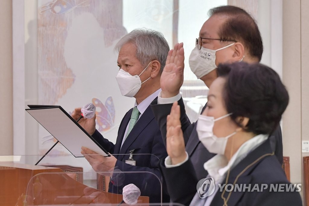 증인선서하는 배기동 국립중앙박물관 관장 등 피감기관장들