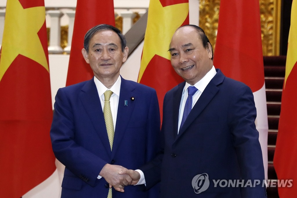 동남아 순방 중 베트남 총리와 악수하는 스가 일본 총리