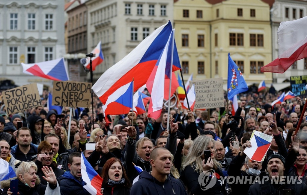 코로나19 정부 제한조치 항의하는 체코 시위대