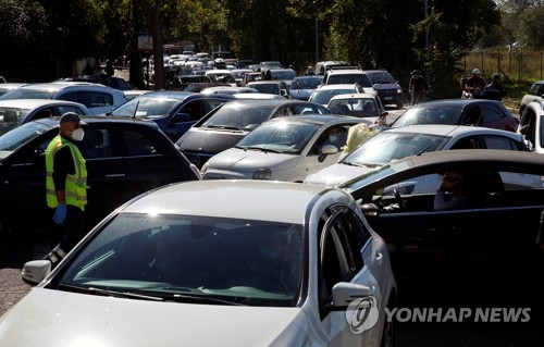 코로나19 급증하자 이탈리아 진료소에 몰려든 차량 행렬