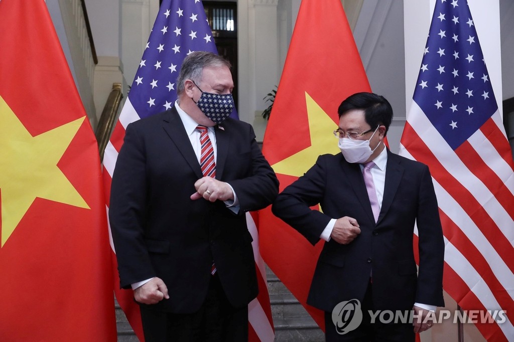 '팔꿈치 인사' 하는 미ㆍ베트남 외교 수장