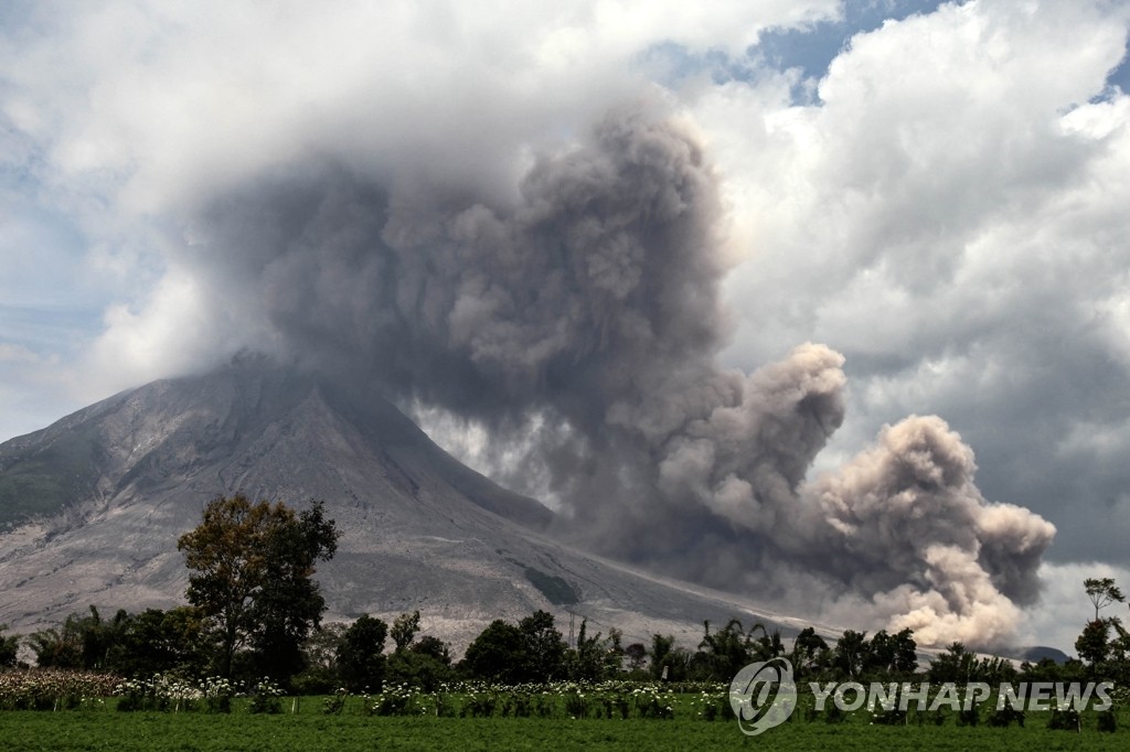 이틀째 분화 지속하는 인도네시아 시나붕 화산
