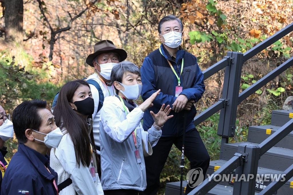 시대별 성곽 축조 설명 듣는 문 대통령
