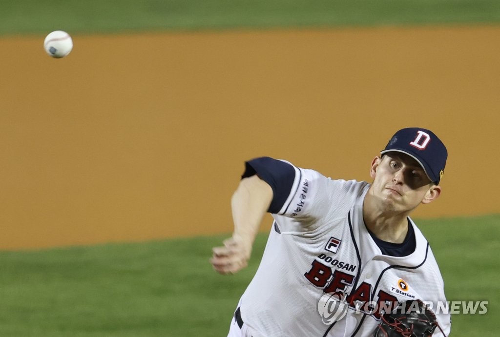 Chris Flexen of the Doosan Bears pitches against the LG Twins in Game 1 of the Korea Baseball Organization first-round playoff series at Jamsil Baseball Stadium in Seoul on Nov. 4, 2020. (Yonhap)
