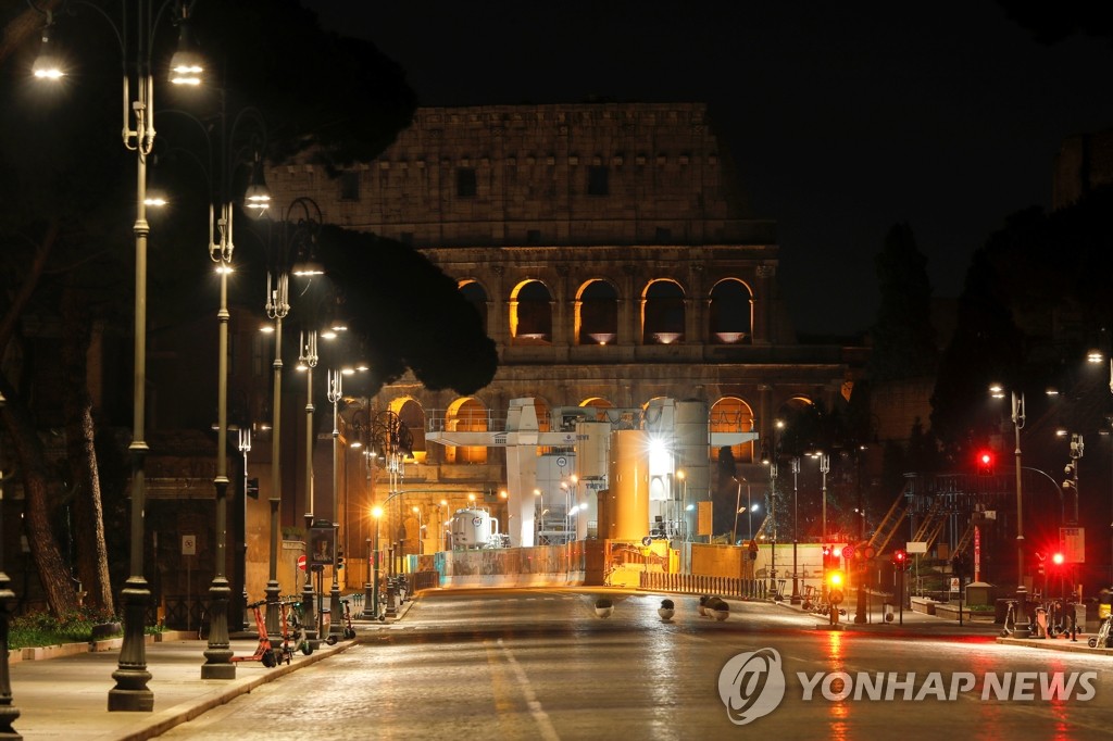 '코로나19 야간 통금'으로 텅 빈 로마 콜로세움 앞 도로