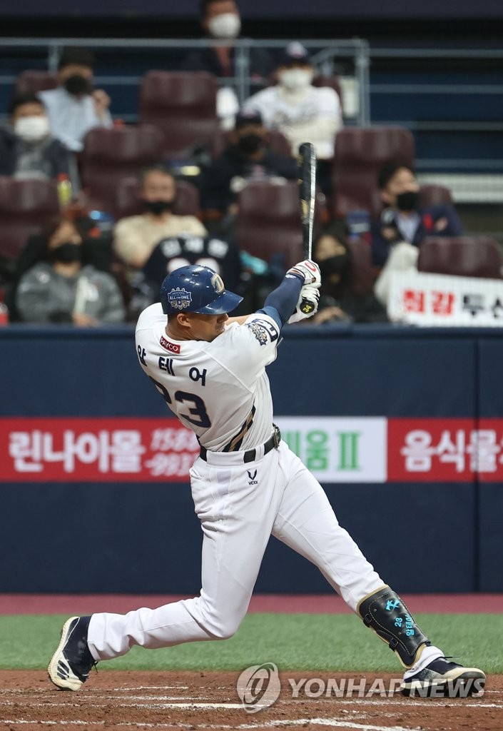 Aaron Altherr of the NC Dinos hits a three-run home run against the Doosan Bears in the bottom of the fourth inning of Game 1 of the Korean Series at Gocheok Sky Dome in Seoul on Nov. 17, 2020. (Yonhap)