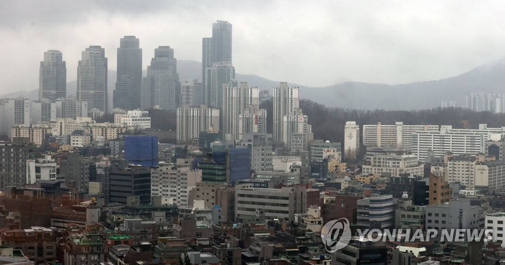 서울 강남구 일대 다세대·연립주택 단지 뒷편으로 빌딩·고층 아파트 단지가 보인다