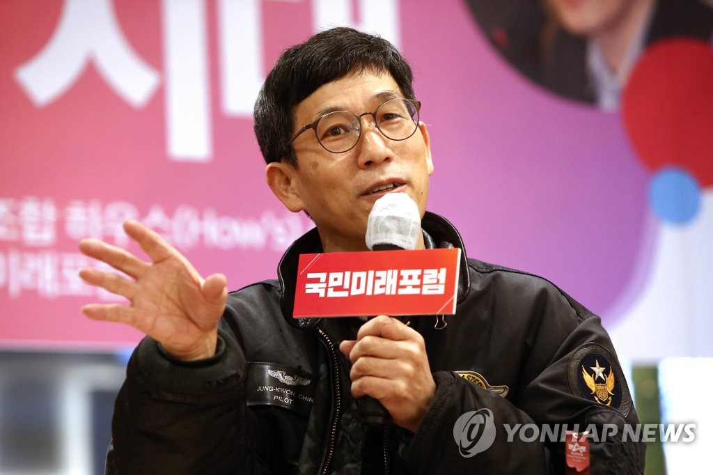 '탈진실의시대' 강연하는 진중권