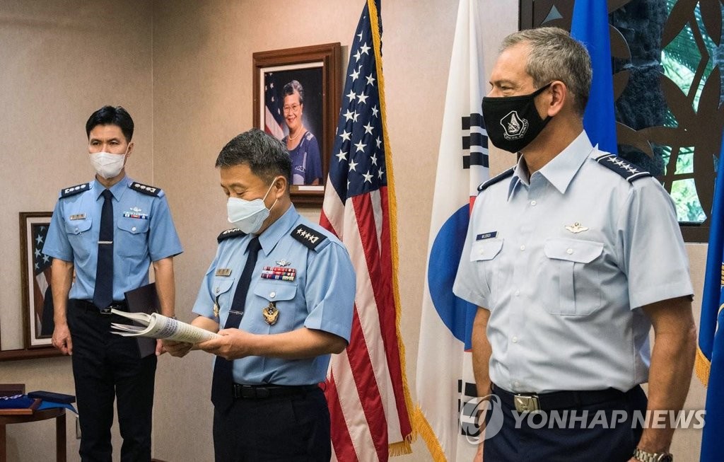 이성용 공군참모총장, 미 태평양공군사령관에 훈장 수여