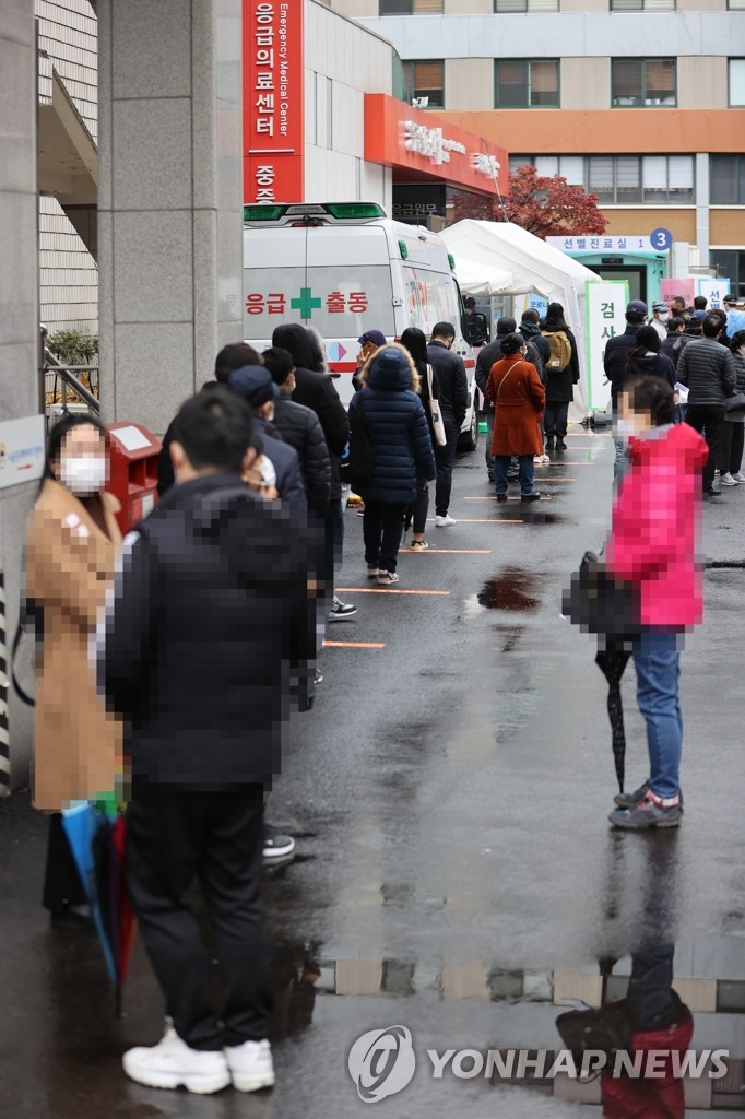 선별진료소 앞 길게 늘어선 줄