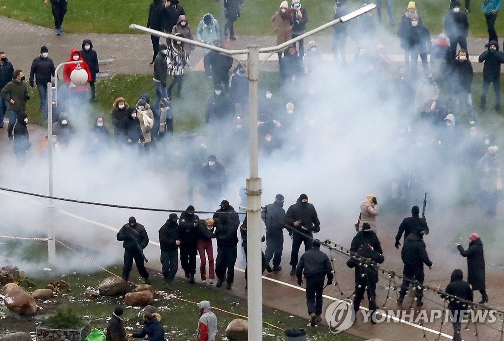 대선 불복 시위대 체포하는 벨라루스 경찰