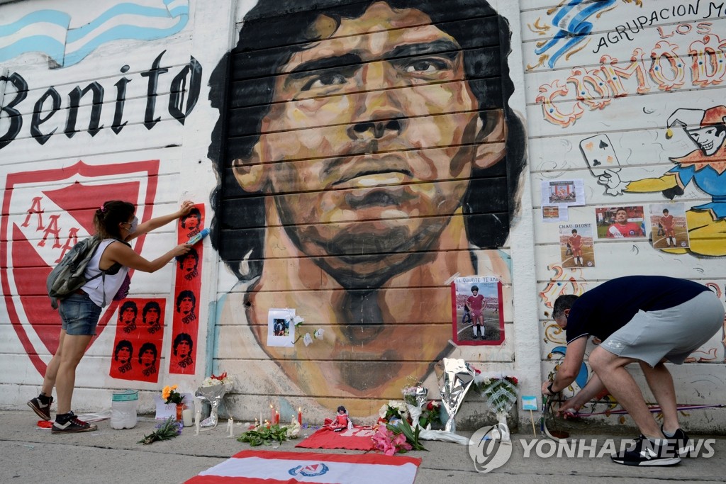 '축구 전설' 마라도나 추모하는 아르헨티나 시민들
