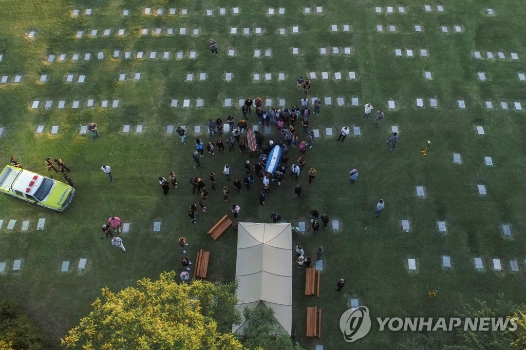 부에노스아이레스 근교 공동묘지로 운구된 마라도나의 관