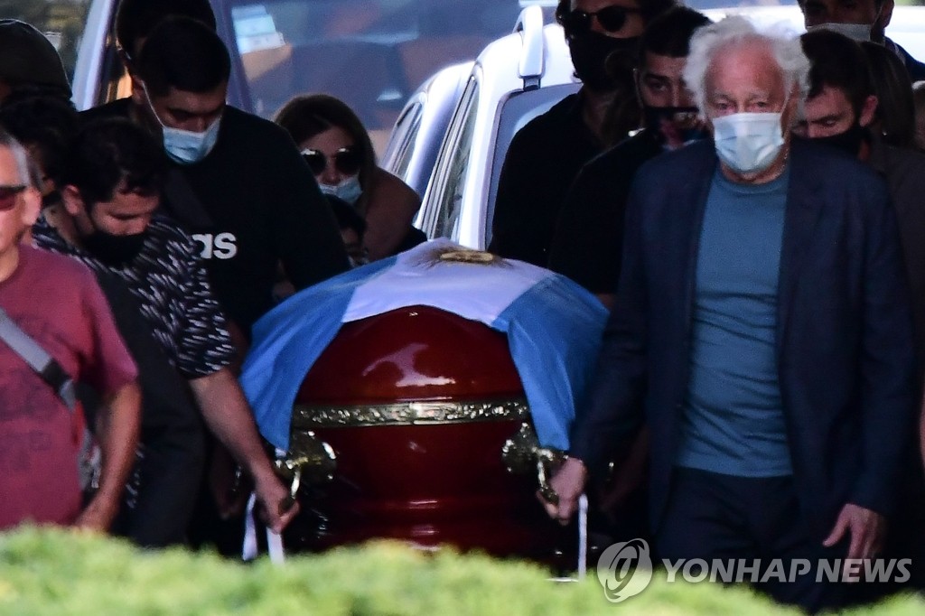 마라도나 관 운구하는 유족과 친구들