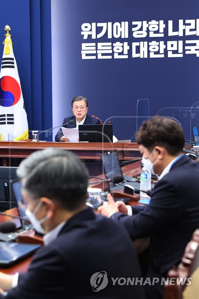 Moon meets senior secretaries Moon meets senior secretaries