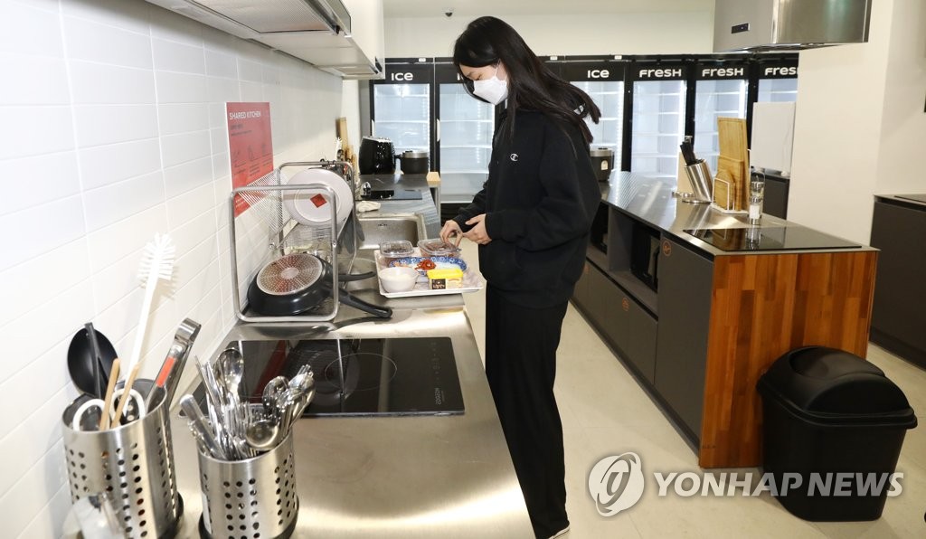 호텔 리모델링한 공유주택, 주방은 함께써요