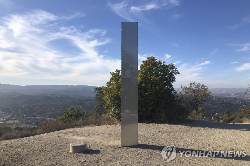 이번엔 미 캘리포니아서 발견된 '의문의 금속기둥'