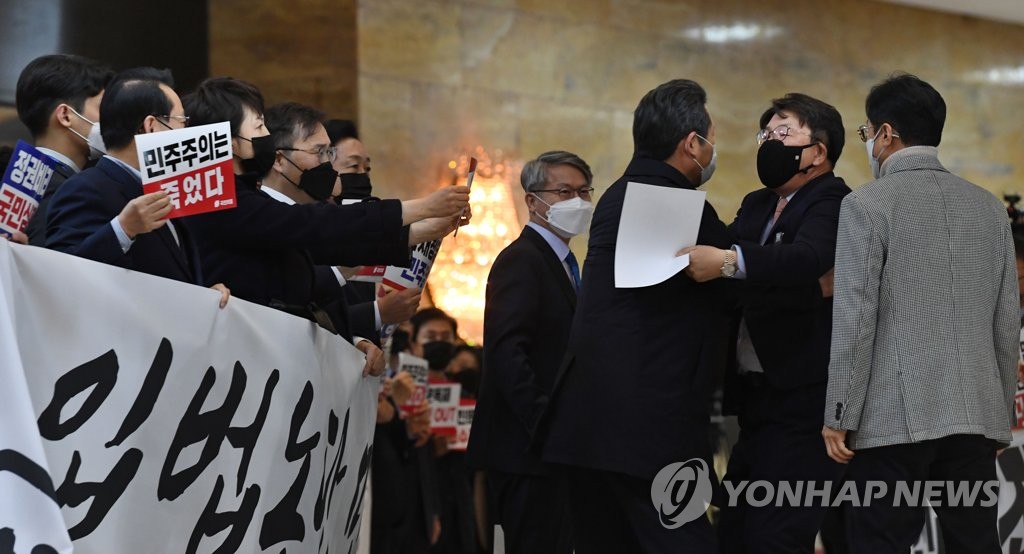 국민의힘과 언쟁하는 정청래 의원